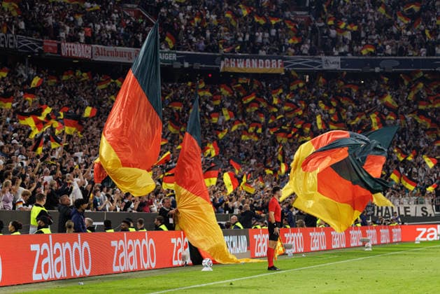 Die Fans von Team (Deutschland) Tor zum 1 : 0 beim Spiel zwischen Deutschland v Serbien, Fussball, Herren, UEFA Nations League, 2026 2027, 3.Spieltag am 01.10.2026 in München, Allianz Arena. Bayern Deutschland