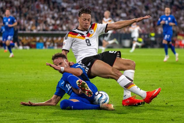 Strahinja ErakoviÄ‡ (SRB) und Derry Scherhant (GER). xettx, Deutschland, Muenchen, 01.10.2026, Fussball, Nationalmannschaft, Nations League: Deutschland vs Serbien, Saison 2026 2027, Matchday 3, Allianz Arena