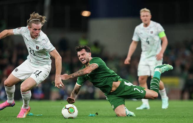 UEFA Nations League Group Stage, Aviva Stadium, Dublin 1 10 2026 Republic of Ireland vs Austria Austria s Patrick Wimmer with Troy Parrott of Ireland Patrick Wimmer with Troy Parrott 1 10 2026  Copyright: xx NE1L5142