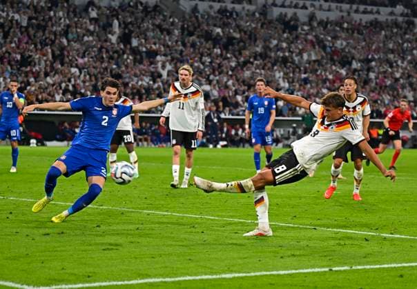 01.10.2026, Fussball UEFA Nations-League 2026 2027, 3.Spieltag, Deutschland - Serbien, in der Allianz-Arena München. Tom Bischof (Deutschland) trifft zum 1:0 vorbei Kosta Ndeljkovic (Serbien)
