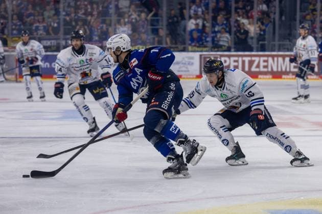 DEL, Deutsche Eishockey Liga Saison 2026 27, 5. Spieltag: Adler Mannheim gegen Iserlohn Roosters Am Puck: Kristian Reichel (11, Mannheim) Copyright: xUdoxHerrmannx