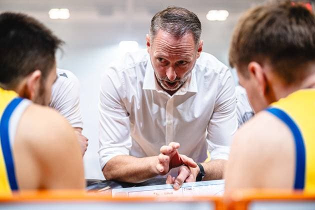 easycredit BBL Basketball Bundesliga 2026 2027 Nachholspiel 1. Spieltag Science City Jena vs RASTA Vechta am 01.10.2026 Jena Trainer Steven Esterkamp spricht zur Mannschaft, Portrait Sparkassen Arena