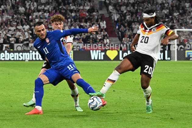 01.10.2026, xsltx, Fussball UEFA Nations League, Deutschland - Serbien v.l. Filip Kostic (Serbien) Philipp Treu (Deutsche Fussball Nationalmanschaft DFB) Serge Gnabry (Deutsche Fussball Nationalmannschaft DFB) Zweikampf, Aktion, action, battle for the ball München