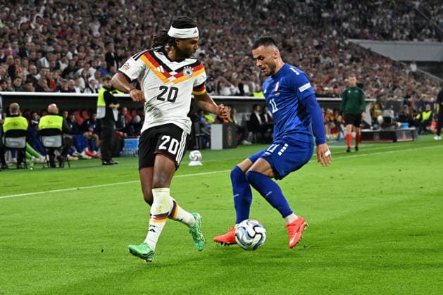 01.10.2026, xsltx, Fussball UEFA Nations League, Deutschland - Serbien v.l. Serge Gnabry (Deutsche Fussball Nationalmannschaft DFB) Filip Kostic (Serbien) Zweikampf, Aktion, action, battle for the ball München