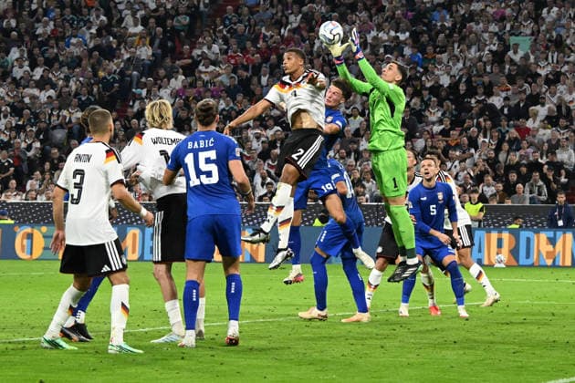 01.10.2026, xsltx, Fussball UEFA Nations League, Deutschland - Serbien v.l. Malick Thiaw (Deutsche Fussball Nationalmannschaft DFB) Stefan Dzodic (Serbien) Djordje Petrovic (Serbien) Zweikampf, Aktion, action, battle for the ball München