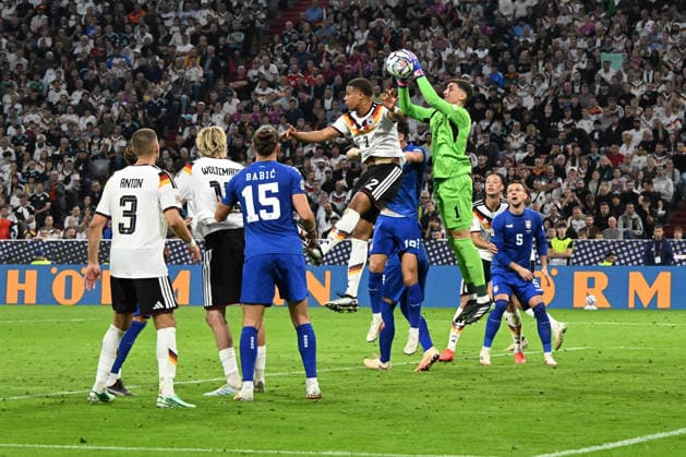 01.10.2026, xsltx, Fussball UEFA Nations League, Deutschland - Serbien v.l. Malick Thiaw (Deutsche Fussball Nationalmannschaft DFB) Stefan Dzodic (Serbien) Djordje Petrovic (Serbien) Zweikampf, Aktion, action, battle for the ball München