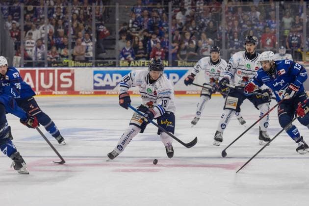 DEL, Deutsche Eishockey Liga Saison 2026 27, 5. Spieltag: Adler Mannheim gegen Iserlohn Roosters Lua Niehus (18, Iserlohn) auf dem Weg nach vorne Copyright: xUdoxHerrmannx