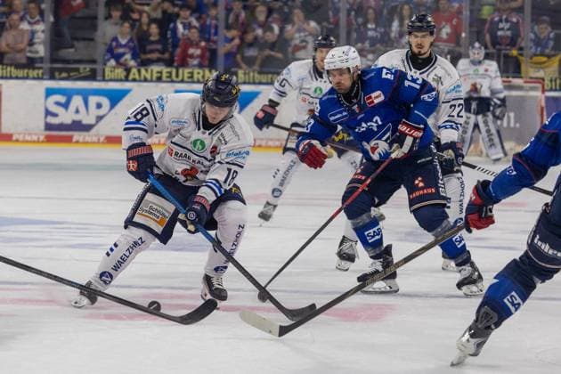 DEL, Deutsche Eishockey Liga Saison 2026 27, 5. Spieltag: Adler Mannheim gegen Iserlohn Roosters Lua Niehus (18, Iserlohn) auf dem Weg nach vorne Copyright: xUdoxHerrmannx
