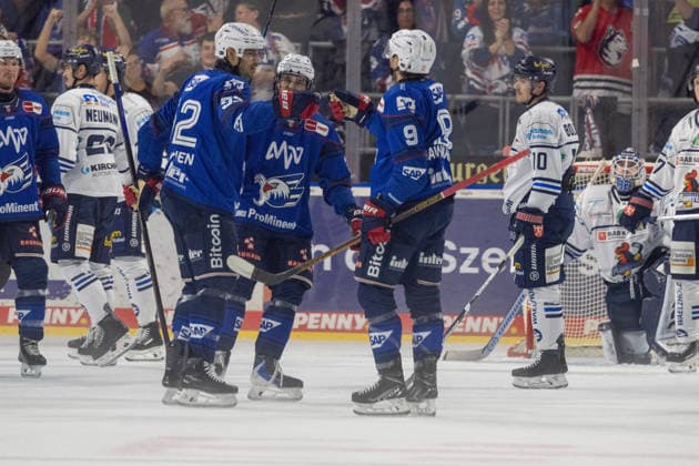 DEL, Deutsche Eishockey Liga Saison 2026 27, 5. Spieltag: Adler Mannheim gegen Iserlohn Roosters Freude bei den Adlern über das 2:0 durch Nicolas Mattinen (52) Copyright: xUdoxHerrmannx