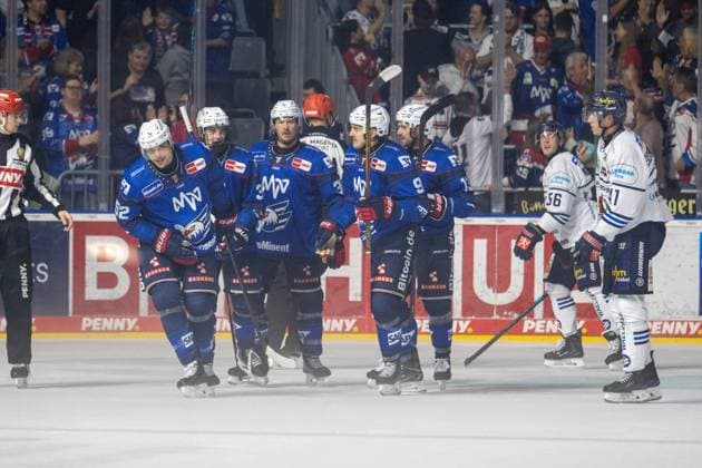 DEL, Deutsche Eishockey Liga Saison 2026 27, 5. Spieltag: Adler Mannheim gegen Iserlohn Roosters Freude bei den Adlern nach dem 3:0, ebenfalls durch Nicolas Mattinen (52) Copyright: xUdoxHerrmannx