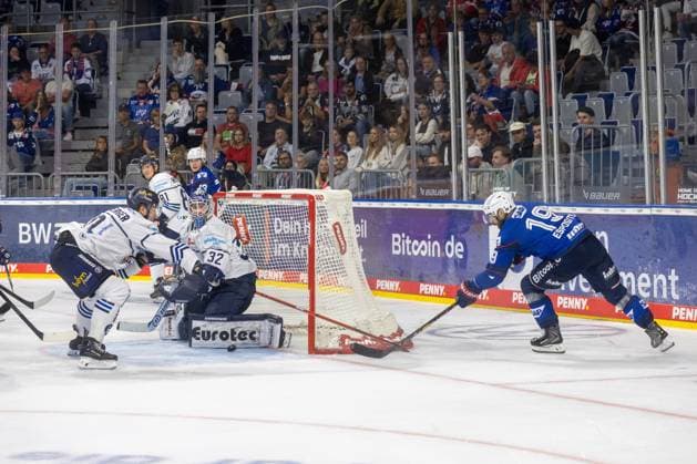 DEL, Deutsche Eishockey Liga Saison 2026 27, 5. Spieltag: Adler Mannheim gegen Iserlohn Roosters Luke Esposito (19, Mannheim) bringt den Puck gefährlich vors Tor Copyright: xUdoxHerrmannx