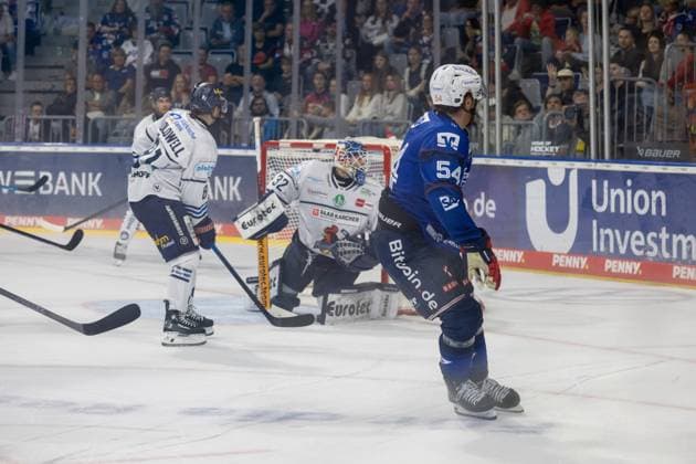 DEL, Deutsche Eishockey Liga Saison 2026 27, 5. Spieltag: Adler Mannheim gegen Iserlohn Roosters Jeremie Poirier (54, Mannheim) erzielt das 4:1 Copyright: xUdoxHerrmannx