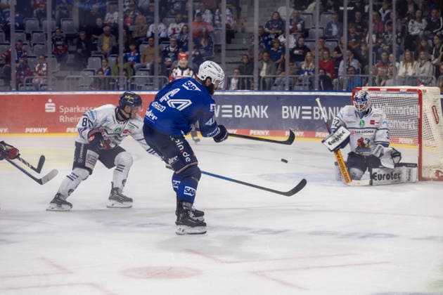 DEL, Deutsche Eishockey Liga Saison 2026 27, 5. Spieltag: Adler Mannheim gegen Iserlohn Roosters Anthony Greco (44, Mannheim) mit guter Torchance in Unterzahl Copyright: xUdoxHerrmannx