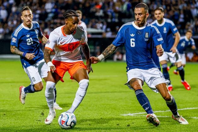 THESSALONIKI - Crysencio Summerville of the Netherlands dribbles with the ball under pressure from Dimitris Kourbelis of Greece during the UEFA Nations League match between Greece and the Netherlands at the Toumba Stadium on 1 October 2026 in Thessaloniki, Greece. MARCEL TER BALS ANP UEFA Nations League 2026 27 xVIxANPxSportx xMarcelxterxBalsxIVx 571093948 originalFilename: 571093948.jpg