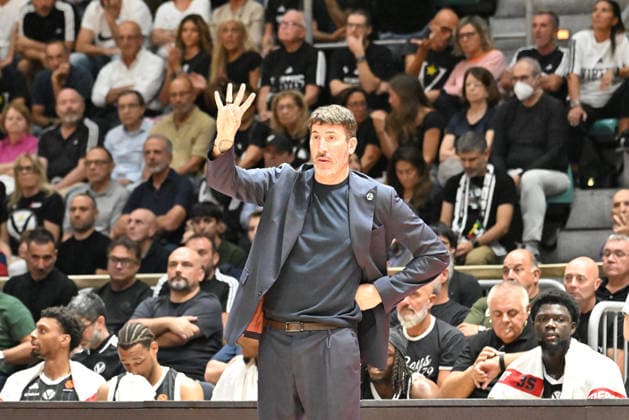Virtus Bologna v Olympiacos Piraeus - Euroleague 2026 2027 Alex Mumbru, head coach of Virtus Bologna, is pictured during the EuroLeague Basketball Championship 2026 2027, Matchday 3 of the regular season game between Virtus Bologna and Olympiacos Piraeus at PalaDozza in Bologna, Italy, on October 1, 2026. Bologna Italy  Copyright: xRobertoxTommasinix originalFilename:tommasini-virtusbo261001_npkvm.jpg