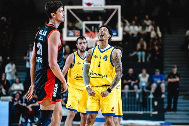 easycredit BBL Basketball Bundesliga 2026 2027 Nachholspiel 1. Spieltag Science City Jena vs RASTA Vechta am 01.10.2026 Jubel bei Terrence Edwards JR. (Jena), daneben Tibor Pleiß (Vechta) enttäuscht Sparkassen Arena