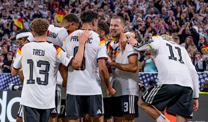 Die deutschen Spieler bejubeln mit Tom Bischof (Deutschland, 08) dessen Tor zum 1:0 GER, Deutschland vs. Serbien, Fussball, UEFA Nations League, Ligaphase Liga A, 3. Spieltag, Spielzeit 2026 2027, 01.10.2026 (DFL DFB REGULATIONS PROHIBIT ANY USE OF PHOTOGRAPHS as IMAGE SEQUENCES and or QUASI-VIDEO). Foto: HMB Media Heike Feiner Copyright: HMBxMedia HeikexFeiner