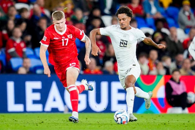 Soccer, Nations League: Wales vs. Norway, Cardiff, Wales 20261001 Norway’s Oscar Bobb and Wales’ Jordan James during the international soccer match between Wales and Norway in the Nations League at Cardiff City Stadium. Photo: Lise Aserud, NTB, Cardiff, Wales. EDITORIAL USE ONLY. RESTRICTED USE FOR BETTING COMPANIES.  Copyright: xLisexAserudxx xNTBx