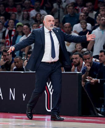 Crvena Zvezda v Efes, Euroleague, season 2026 2027, round 3 Belgrade, Serbia. 1th Oct, 2026. Anadolu Efes head coach Pablo Laso during Euroleague basketball match between Crvena Zvezda (Red Star) and Anadolu Efes Istanbul on October 1. 2026. in Belgrade, Serbia. Belgrade Serbia Copyright: xPedjaxMilosavljevic STARSPORTx x2026x