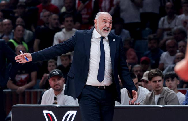 Crvena Zvezda v Efes, Euroleague, season 2026 2027, round 3 Belgrade, Serbia. 1th Oct, 2026. Anadolu Efes head coach Pablo Laso during Euroleague basketball match between Crvena Zvezda (Red Star) and Anadolu Efes Istanbul on October 1. 2026. in Belgrade, Serbia. Belgrade Serbia Copyright: xPedjaxMilosavljevic STARSPORTx x2026x