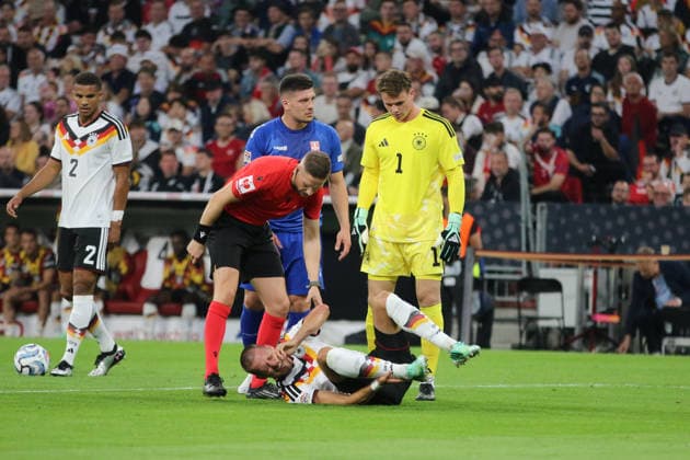 01.10.2026 Fußball Herren 2026 2027 UEFA Nations League 3. Spieltag Deutschland - Serbien Allianz Arena München Waldemar Anton (Deutschland, 3, weiß) liegt angeschlagen am Boden. Espen Eskas (Schiedsrichter) und Jonas Urbig (Deutschland, 1, gelb) erkundigen sich nach ihm. München Bayern Deutschland