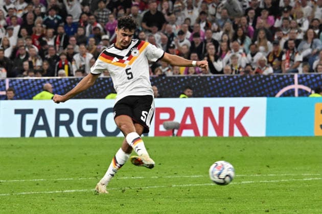 01.10.2026, xsltx, Fussball UEFA Nations League, Deutschland - Serbien v.l. Aleksandar Pavlovic (Deutsche Fussball Nationalmannschaft DFB) München