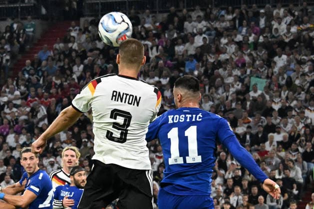 01.10.2026, xsltx, Fussball UEFA Nations League, Deutschland - Serbien v.l. Waldemar Anton (Deutsche Fussball Nationalmannschaft DFB) Filip Kostic (Serbien) Zweikampf, Aktion, action, battle for the ball München