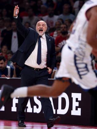 Crvena Zvezda v Efes, Euroleague, season 2026 2027, round 3 Belgrade, Serbia. 1th Oct, 2026. Anadolu Efes head coach Pablo Laso during Euroleague basketball match between Crvena Zvezda (Red Star) and Anadolu Efes Istanbul on October 1. 2026. in Belgrade, Serbia. Belgrade Serbia Copyright: xPedjaxMilosavljevic STARSPORTx x2026x