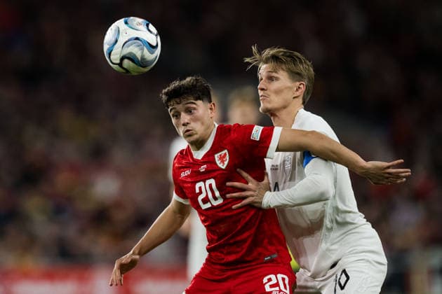 261001 Daniel James of Wales and Martin odegaard of Norway during the Nations League football match between Wales and Norway on October 1, 2026 in Cardiff. Photo: Vegard Grott BILDBYRAN kod VG VG1015 bbeng fotboll football soccer fotball nations league landskamp norge norway walesbbeng fotboll football soccer fotball nations league landskamp norge norway wales Copyright: VEGARDxGRoTT BB261001VG049