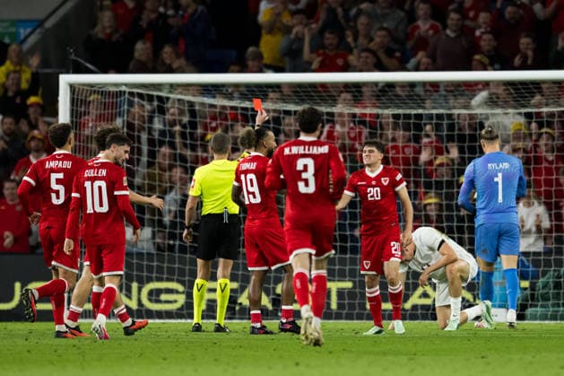 261001 Torbjorn Lysaker Heggem of Norway )not pictured) receives a red card from referee Alejandro Hernandez during the Nations League football match between Wales and Norway on October 1, 2026 in Cardiff. Photo: Vegard Grott BILDBYRAN kod VG VG1015 bbeng fotboll football soccer fotball nations league landskamp norge norway walesbbeng fotboll football soccer fotball nations league landskamp norge norway wales Copyright: VEGARDxGRoTT BB261001VG050