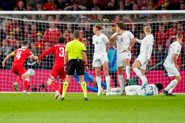 Soccer, Nations League: Wales vs. Norway, Nations League, Cardiff, Wales 20261001 Wales Neco Williams scores the 2-1 goal off a free kick during the international soccer match between Wales and Norway in the Nations League at Cardiff City Stadium. Photo: Lise Aserud, NTB, Cardiff, Wales. EDITORIAL USE ONLY. RESTRICTED USE FOR BETTING COMPANIES.  Copyright: xLisexAserudxx xNTBx