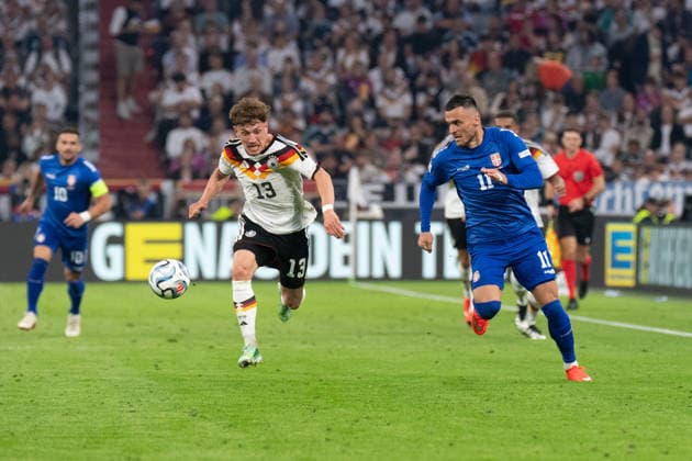 Philipp Treu (13 Deutschland) und Filip Kostic (11 Serbien) in Aktion beim UEFA Nations League Spiel Deutschland - Serbien am 01.10.2026 in München. München Allianz Arena Bayern Deutschland