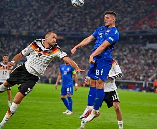 01.10.2026, Fussball UEFA Nations-League 2026 2027, 3.Spieltag, Deutschland - Serbien, in der Allianz-Arena München. v.l. Waldemar Anton (Deutschland) ggeen Luka Jovic (Serbien)