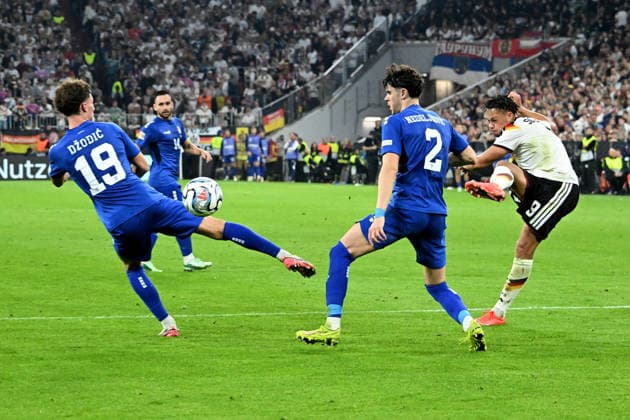 01.10.2026, xsltx, Fussball UEFA Nations League, Deutschland - Serbien v.l. Stefan Dzodic (Serbien) Kosta Nedeljkovic (Serbien) Derry Scherhant (Deutsche Fussball Nationalmannschaft DFB) Zweikampf, Aktion, action, battle for the ball München