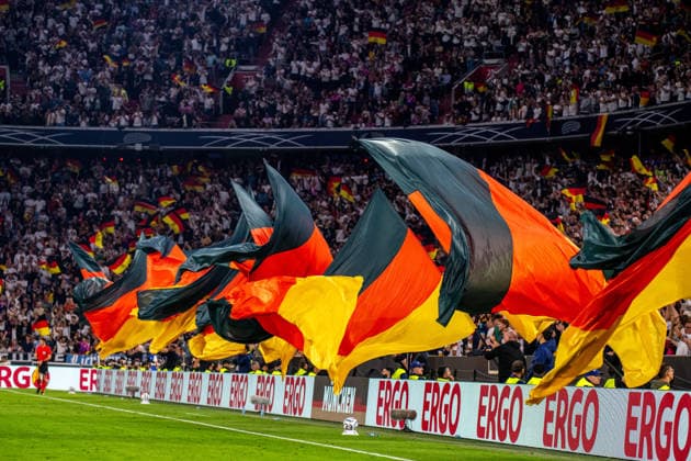 Deutschlandfahnen während des Torjubels beim UEFA Nations League Spiel Deutschland - Serbien am 01.10.2026 in München. München Allianz Arena Bayern Deutschland