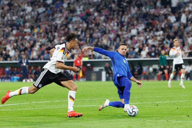 Nemanja Maksimovic (5, Serbien) vor Derry Scherhant (9, Deutschland) beim Spiel zwischen Deutschland v Serbien, Fussball, Herren, UEFA Nations League, 2026 2027, 3.Spieltag am 01.10.2026 in München, Allianz Arena. Bayern Deutschland