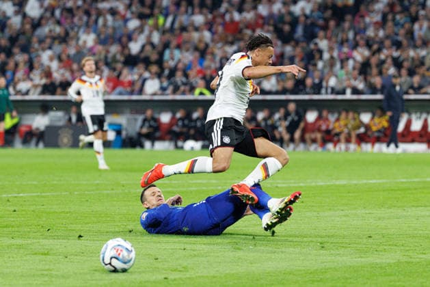 Derry Scherhant (9, Deutschland) und Nemanja Maksimovic (5, Serbien) beim Spiel zwischen Deutschland v Serbien, Fussball, Herren, UEFA Nations League, 2026 2027, 3.Spieltag am 01.10.2026 in München, Allianz Arena. Bayern Deutschland