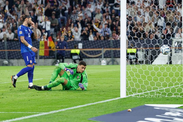 Djordje Petrovic (1, Serbien) und Nemanja Gudelj (6, Serbien) Tor zum 2 : 0 beim Spiel zwischen Deutschland v Serbien, Fussball, Herren, UEFA Nations League, 2026 2027, 3.Spieltag am 01.10.2026 in München, Allianz Arena. Bayern Deutschland