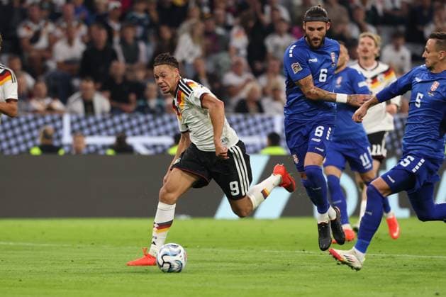 im Zweikampf, Aktion, mit Derry Scherhant 9 (Deutschland), Nemanja Gudelj 6 (Serbien), Deutschland vs. Serbien, Fussball, UEFA Nations League, 3. Spieltag, 01.10.2026 Muenchen Bayern Deutschland