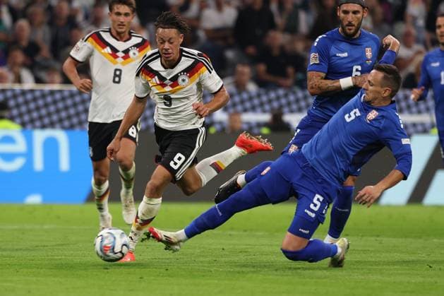 im Zweikampf, Aktion, mit Derry Scherhant 9 (Deutschland), Nemanja Maksimovic 5 (Serbien), Deutschland vs. Serbien, Fussball, UEFA Nations League, 3. Spieltag, 01.10.2026 Muenchen Bayern Deutschland