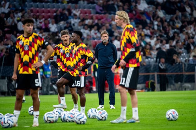 01.10.2026, GER, Fussball, Herren, UEFA Nations League Länderspiel, Liga A, 3. Spieltag, Deutschland vs. Serbien Jürgen Klopp ( Deutschland, Bundestrainer ), davor Nick Woltemade ( Deutschland, 11 ), Ridle Baku ( Deutschland, 16 ), Aleksandar Pavlovic ( Deutschland, 5 ) beim Warm Up München Allianz Arena Bayern Deutschland Copyright: xNordphoto Memmlerx