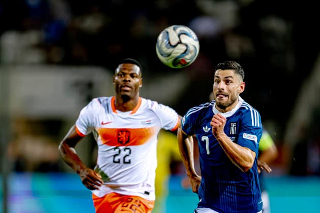 THESSALONIKI - Nederland defender Denzel Dumfries, Griekenland attacker Giorgos Masouras during the UEFA Nations League match between Griekenland and Nederland at Toumba Stadion on 1 October 2026 in Thessaloniki, Griekenland. (Photo by DeFodi Images) -
