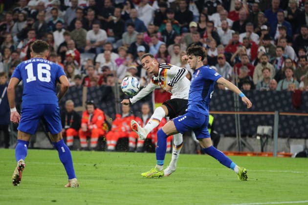 01.10.2026 Fußball Herren 2026 2027 UEFA Nations League 3. Spieltag Deutschland - Serbien Allianz Arena München Said El Mala (Deutschland, 7, weiß) mit einem Torschuss. Kosta Nedeljkovic (Serbien, 2, blau) kommt zu spät. München Bayern Deutschland