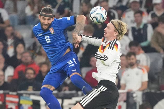 Kopfballduell Nemanja Gudelj (Serbien, Serbia) gegen Nick Woltemade (Deutschland Germany) - München 01.10.2026: Deutschland vs. Serbien, UEFA Nations League, 3. Spieltag, Allianz Arena