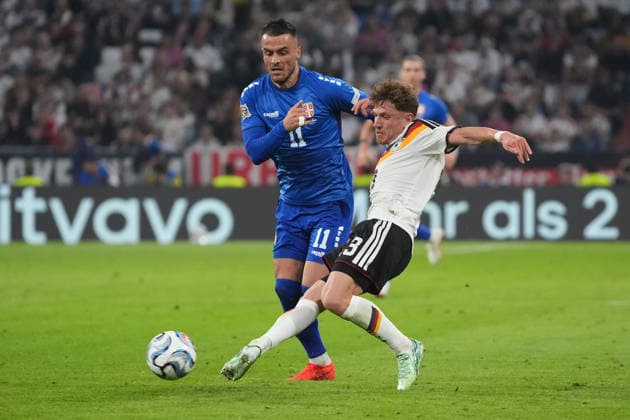 Philipp Treu (Deutschland Germany) nimmt Filip Kostic (Serbien, Serbia) den Ball ab - München 01.10.2026: Deutschland vs. Serbien, UEFA Nations League, 3. Spieltag, Allianz Arena