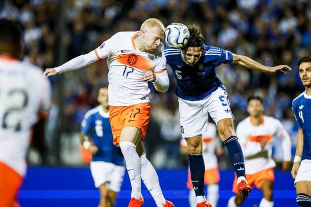 THESSALONIKI - Mexx Meerdink of the Netherlands, Panagiotis Retsos of Greece (lr) during the UEFA Nations League match between Greece and the Netherlands at Toumba Stadium on 1 October 2026 in Greece. KOEN VAN WEEL ANP xVIxANPxSportx xxANPxIVx 571098854 originalFilename: 571098854.jpg