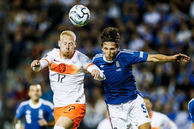 THESSALONIKI - Mexx Meerdink of the Netherlands, Panagiotis Retsos of Greece (lr) during the UEFA Nations League match between Greece and the Netherlands at Toumba Stadium on 1 October 2026 in Greece. KOEN VAN WEEL ANP xVIxANPxSportx xxANPxIVx 571098901 originalFilename: 571098901.jpg