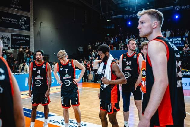 easycredit BBL Basketball Bundesliga 2026 2027 Nachholspiel 1. Spieltag Science City Jena vs RASTA Vechta am 01.10.2026 Enttäuschung bei den Spielern von Vechta nach der Niederlage in Jena Sparkassen Arena