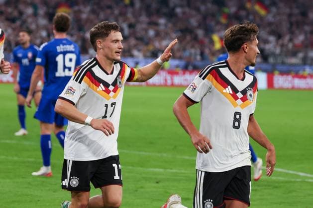 Florian Wirtz 17 (Deutschland) jubelt mit Tom Bischof 8 (Deutschland) ueber sein Tor zum 2:0, Deutschland vs. Serbien, Fussball, DFL, DFB, UEFA Nations League, Saison 2026 2027, Gruppenphase, Gruppe B, Spieltag 3 von 6, 01.10.2026 Muenchen Bayern Deutschland