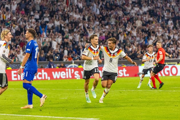 01.10.26 Deutschland - Serbien Deutschland, München, 01.10.2026, Fussball, Nations League, Saison 2026 2027, Deutschland - Serbien: v.l. Florian Wirtz, Tom Bischof (beide Deutschland), Jubel Tor 2:0 Wirtz.